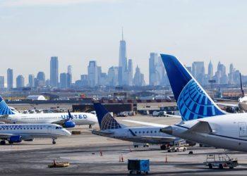 United Airlines says it will boot passengers who refuse to use headphones on planes