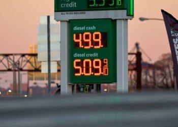 Average U.S. gas price hits $4 for the first time since 2022